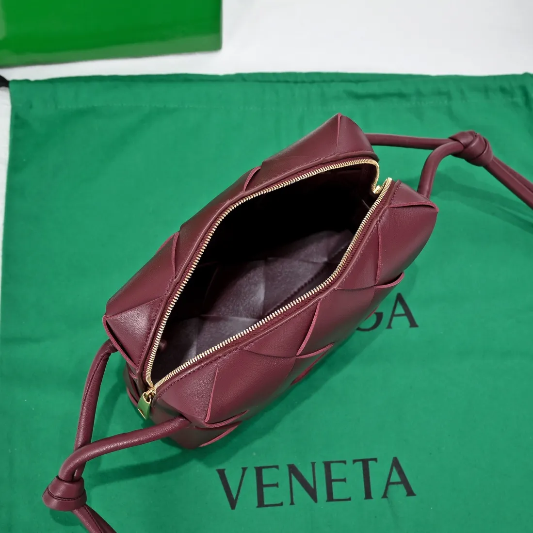 Batch 1360 #BV New Cassette camera bag📷Classic sheepskin woven material, matte texture, soft and delicate, high-end fashionable and unobtrusive. Clever handwork makes its structure very three-dimensional, so it also brings a large capacity, the bag body is very simple and attractive, giving everyone a fashionable and interesting visual experience. Zipper opening and closing, practical, lightweight when carried on the body, and the upper body has an American feel and is a bit playful and cute [Hey ha] Size: 22x14x10, Model: 6600#